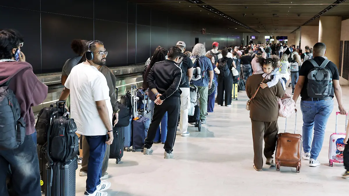 Viele Reisenden stehen im Gang zur Einreise in einer langen Schlange an und müssen Wartezeiten in Kauf nehmen, Terminal 3 am Fraport, Flughafen Frankfurt, Hessen, Deutschland, 01.06.2026, Organisation, Probleme im Ablauf, Verzögerungen *** Many travellers stand in a long queue in the immigration corridor and have to put up with waiting times, Terminal 3 at Fraport, Frankfurt Airport, Hesse, Germany, 01 06 2026, organization, problems with procedures, delays