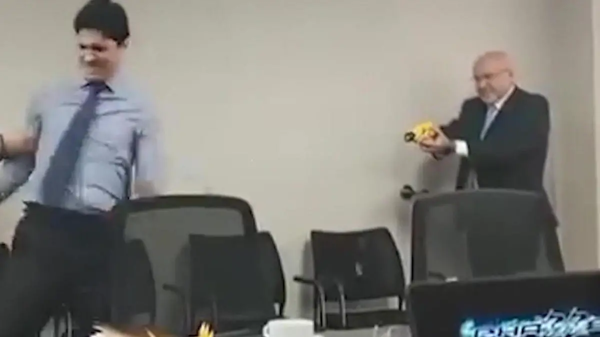 Elektroschocker im Büro! Bürgermeister feuert Taser auf seinen Berater Er grinst auch noch