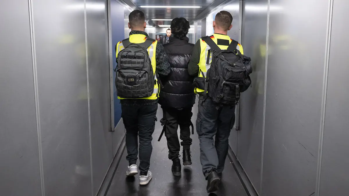 Beamte der Bundespolizei bringen einen Mann auf einen Abschiebeflug nach Pakistan. Die Bundespolizei und Mitarbeiter von Frontex begleiten den Flug mit einem massiven Kräfteaufgebot. +++ dpa-Bildfunk +++