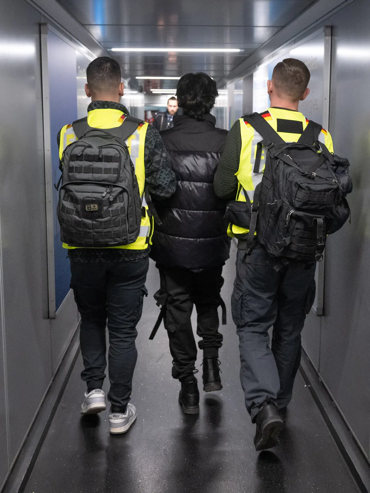 Beamte der Bundespolizei bringen einen Mann auf einen Abschiebeflug nach Pakistan. Die Bundespolizei und Mitarbeiter von Frontex begleiten den Flug mit einem massiven Kräfteaufgebot. +++ dpa-Bildfunk +++