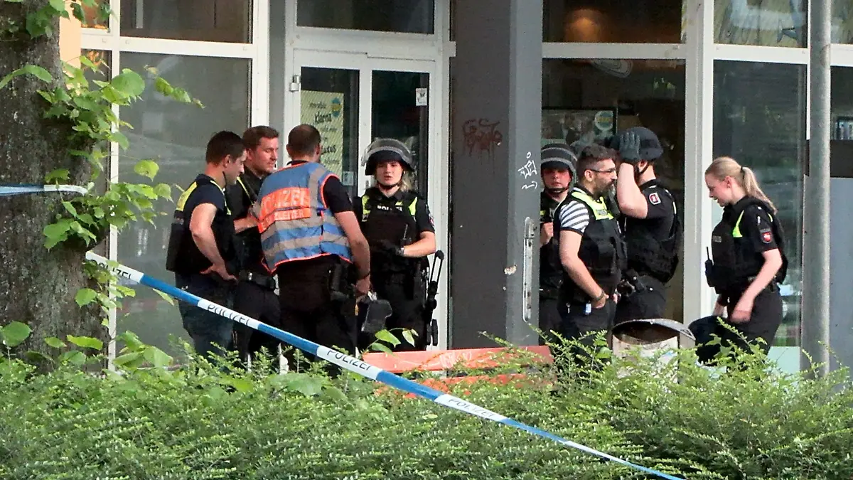 Die Polizei rückte mit einem Großaufgebot in die Innenstadt aus und sperrte den Bereich um den Tatort weiträumig ab.