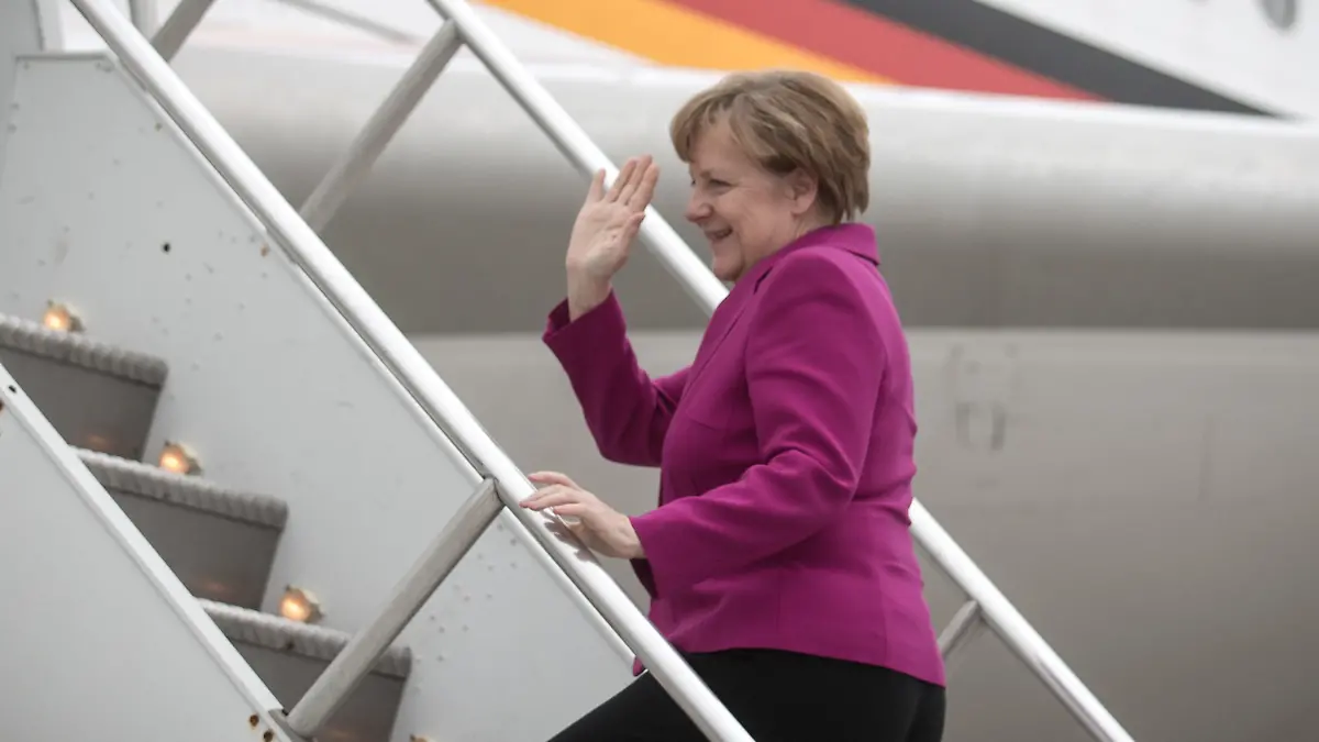 ARCHIV - 08.02.2015, USA, Washington: Bundeskanzlerin Angela Merkel (CDU) steigt in den Airbus A340 «Theodor Heuss» der Flugbereitschaft der Luftwaffe der Bundeswehr. Merkel macht sich diese Woche auf, zu einem Arbeitsbesuch in den USA. (zu dpa: «Biden richtet bei Merkel-Besuch Abendessen für die Kanzlerin aus») Foto: Michael Kappeler/dpa +++ dpa-Bildfunk +++