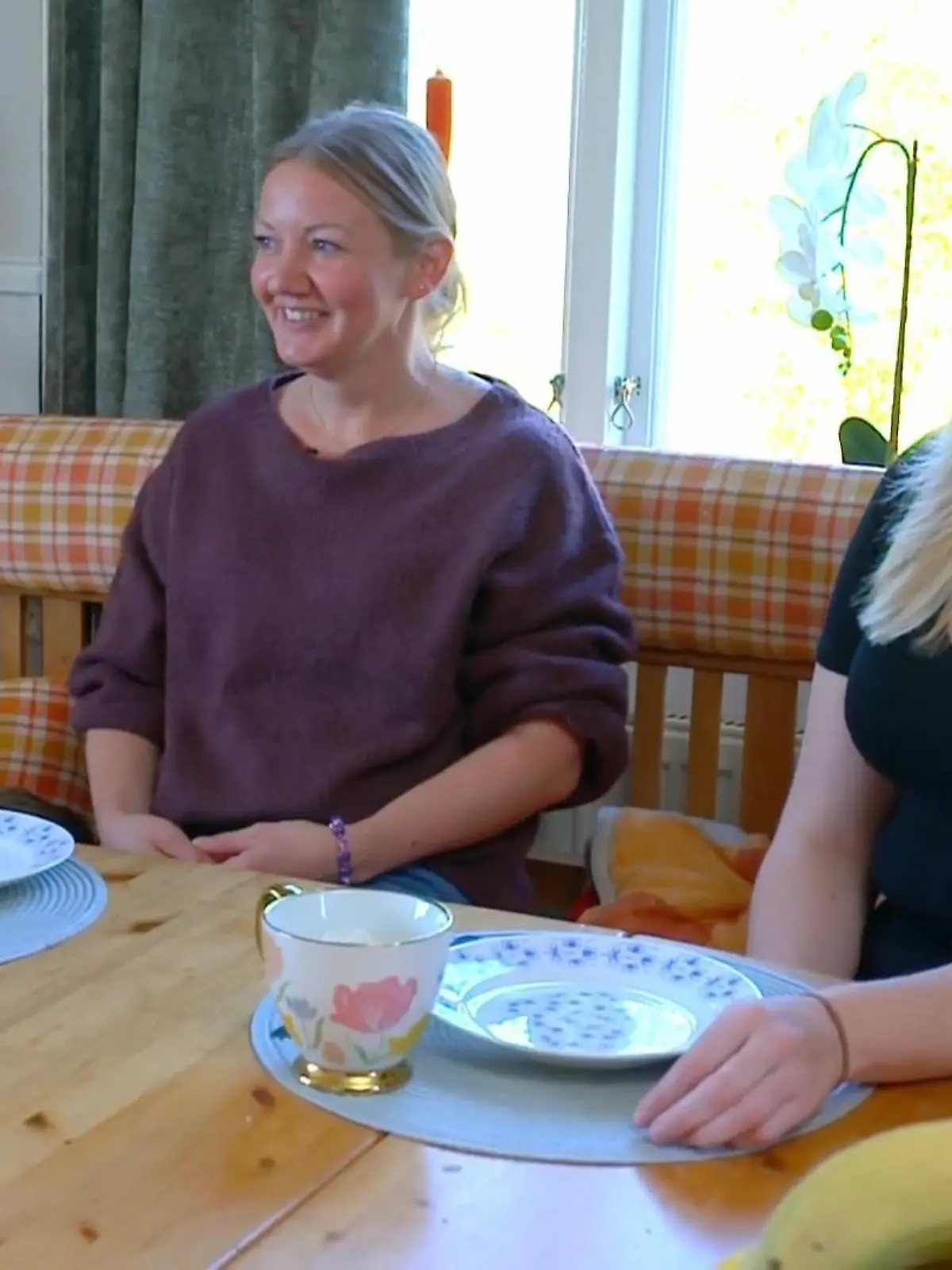 Bild zu: "Florian genießt sein erstes Frühstück mit Pia und Leonie"