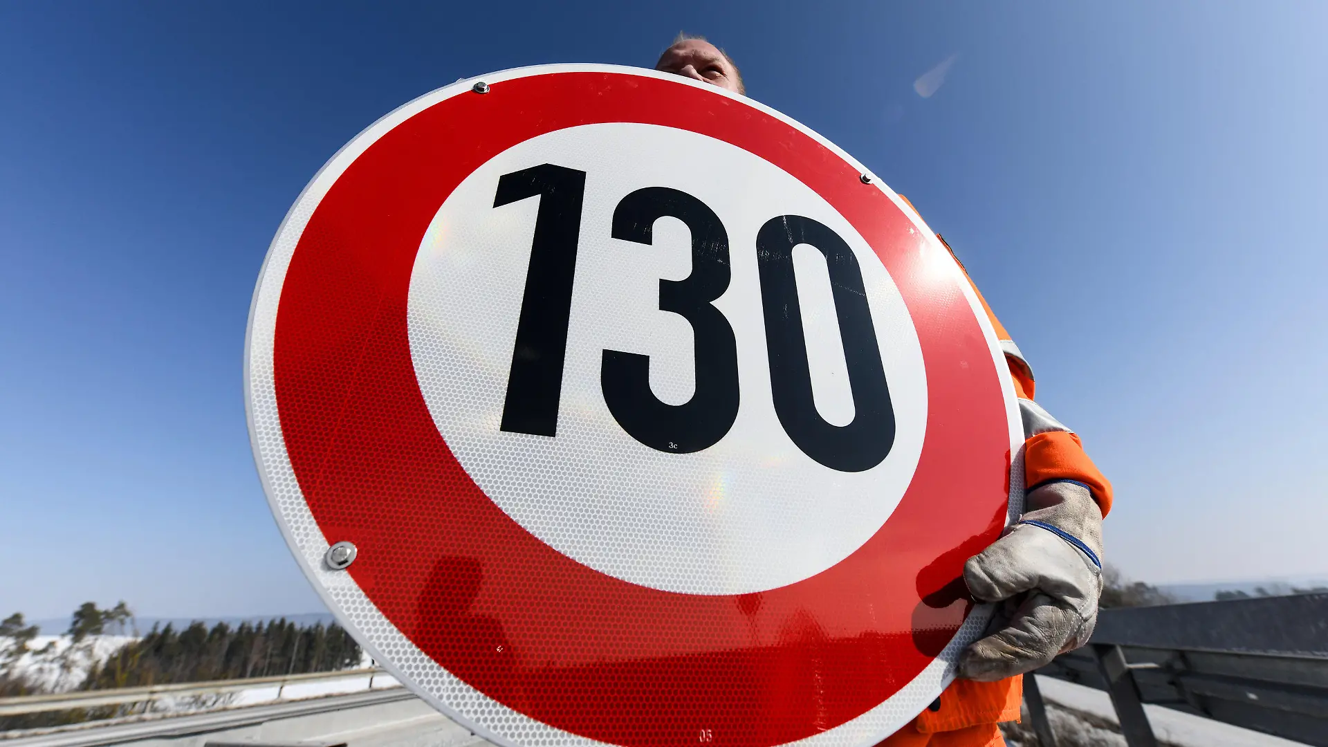 ARCHIV - 02.03.2018, Baden-Württemberg, Engen: Ein Straßenwärter hält an der Autobahn A81 am Hegaublick ein Schild mit der Aufschrift «130» in den Händen. (zu dpa "VDA-Chefin Müller spricht sich erneut gegen festes Tempolimit aus") Foto: Patrick Seeger/dpa +++ dpa-Bildfunk +++