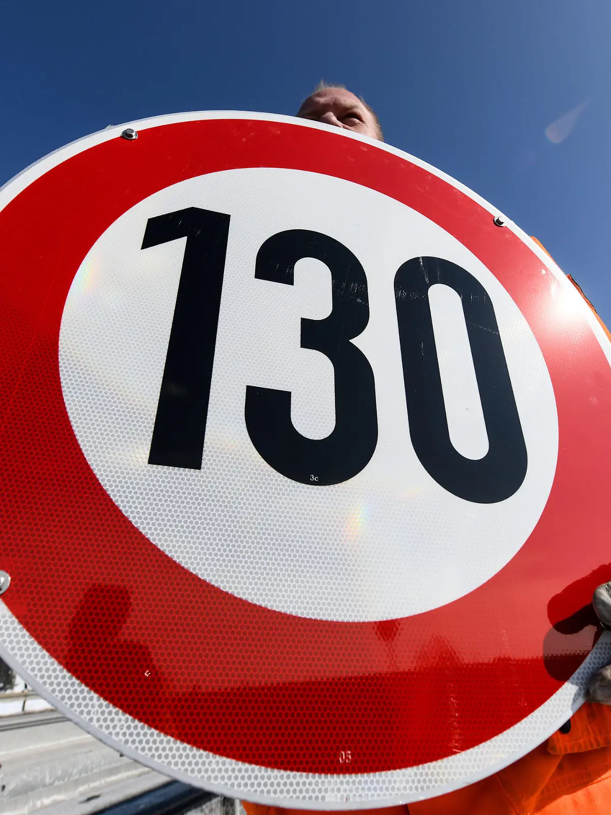 ARCHIV - 02.03.2018, Baden-Württemberg, Engen: Ein Straßenwärter hält an der Autobahn A81 am Hegaublick ein Schild mit der Aufschrift «130» in den Händen.     (zu dpa "VDA-Chefin Müller spricht sich erneut gegen festes Tempolimit aus") Foto: Patrick Seeger/dpa +++ dpa-Bildfunk +++