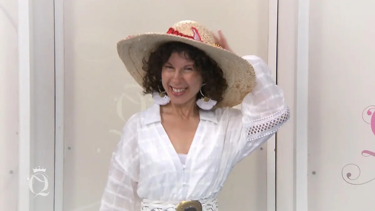 Galina setzt auf Sommer-Statement Basttasche im Fokus