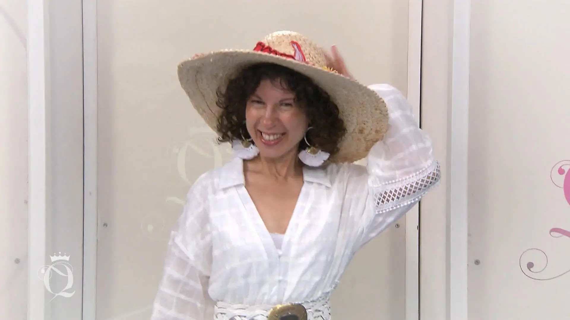 Galina setzt auf Sommer-Statement Basttasche im Fokus