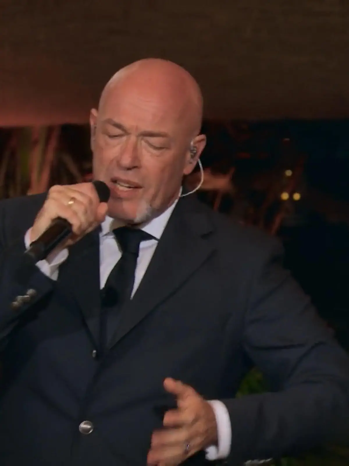 Bild zu: "Der Graf singt "Familie sucht man sich aus""