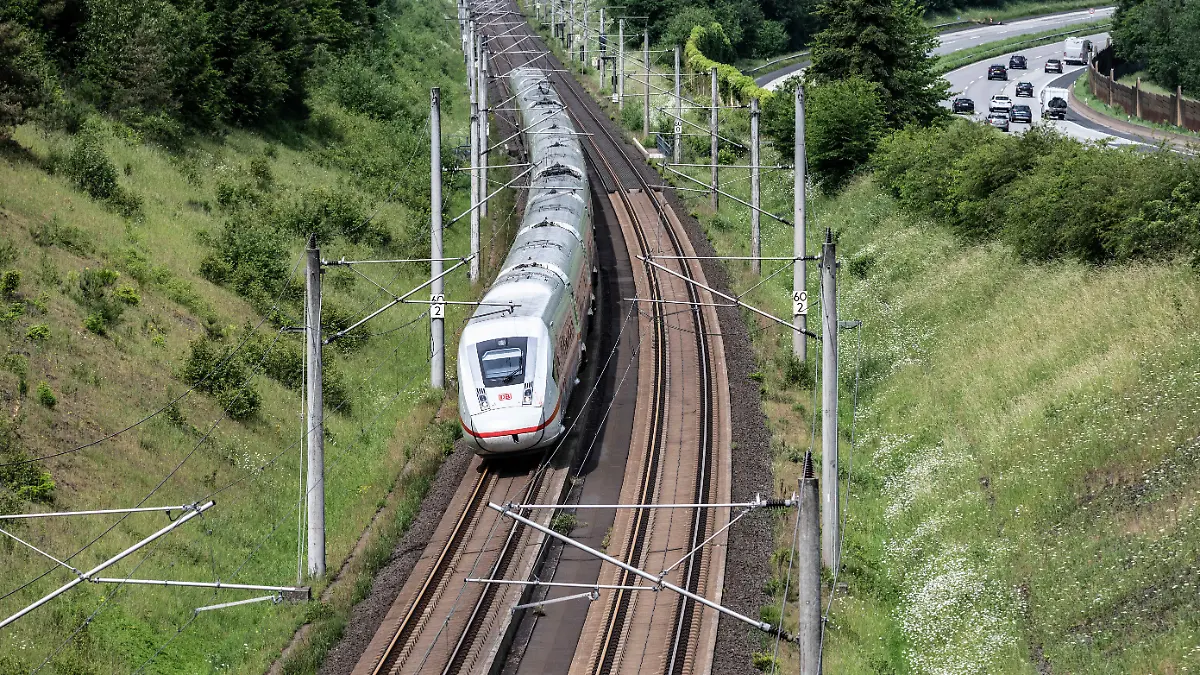 Ein ICE auf der ICE Schnellfahrstrecke Koeln-Frankfurt, Intercity Express, Schnellzug, Hochgeschwindigkeitszug, fliessender Verkehr auf der daneben verlaufenden Autobahn A3 bei Neuwied in Rheinland-Pfalz, am 31.05.2026 in Neuwied /Deutschland