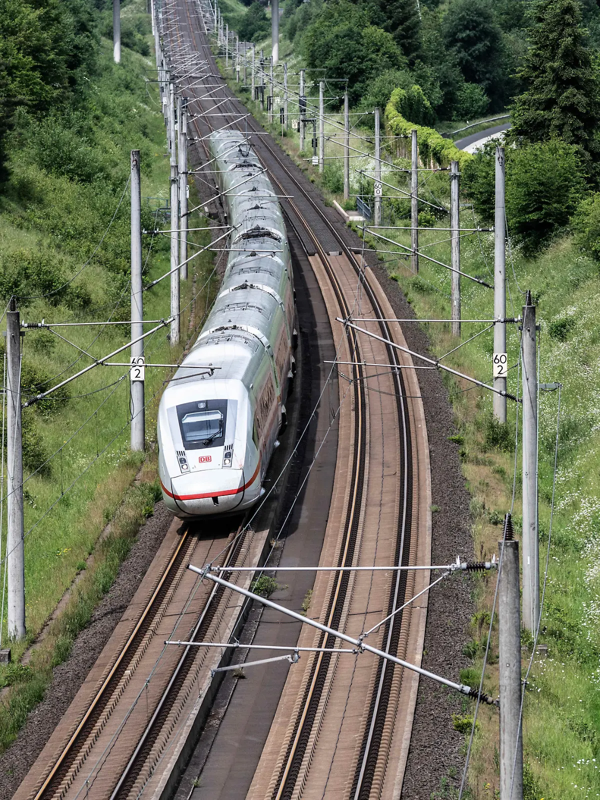 Ein ICE auf der ICE Schnellfahrstrecke Koeln-Frankfurt, Intercity Express, Schnellzug, Hochgeschwindigkeitszug, fliessender Verkehr auf der daneben verlaufenden Autobahn A3 bei Neuwied in Rheinland-Pfalz, am 31.05.2026 in Neuwied /Deutschland