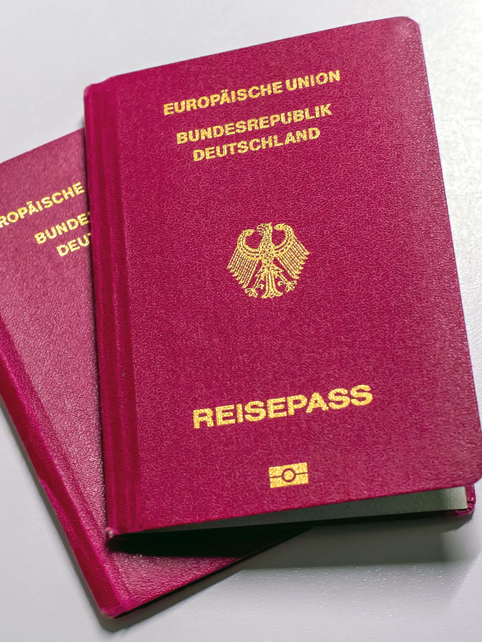 Zwei Reisepässe der Bundesrepublik Deutschland liegen auf einem Tisch.