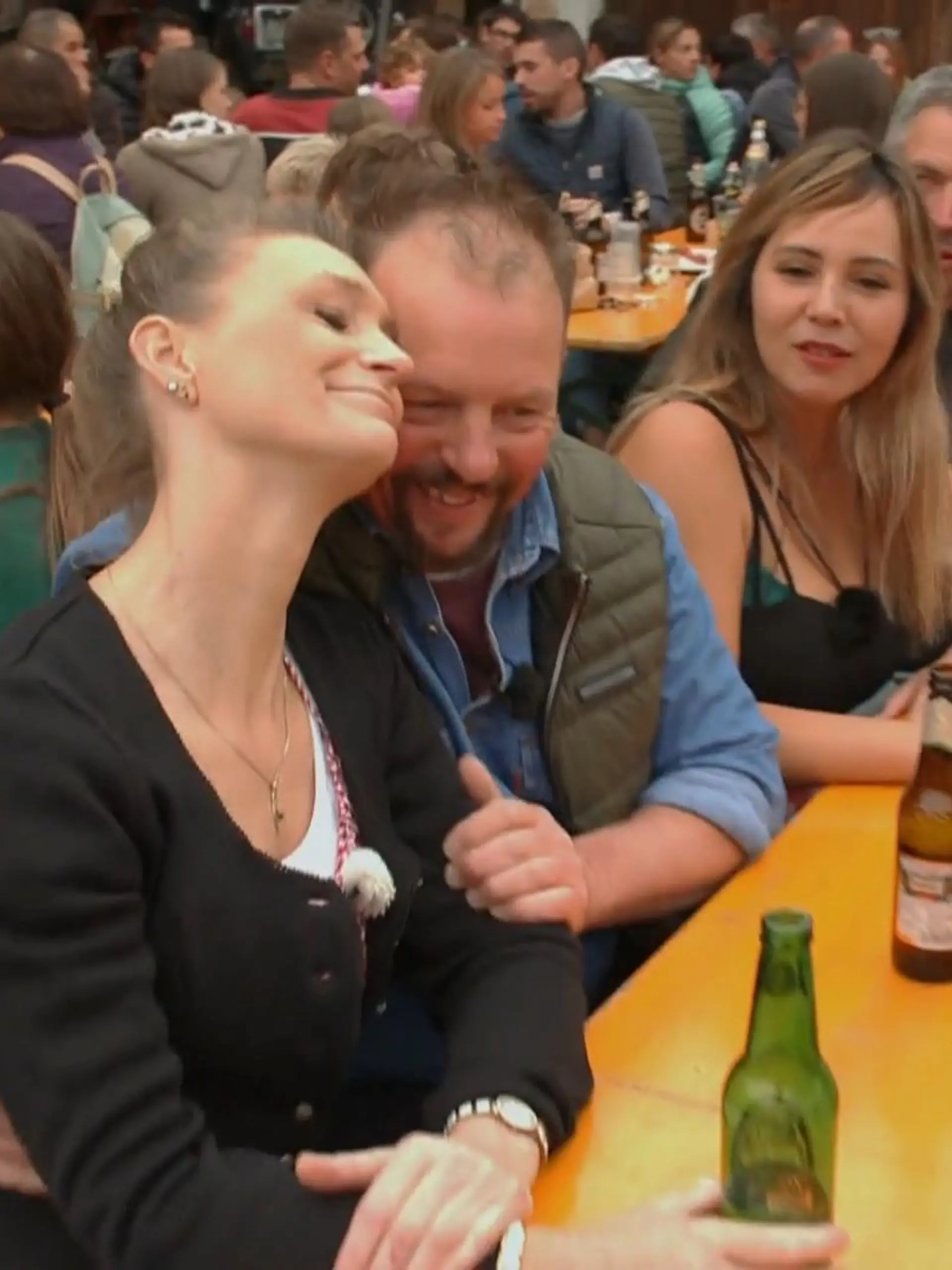 Bild zu: "„Zickenkrieg” auf dem Hoffest! Katarina und Jasmin geraten aneinander"