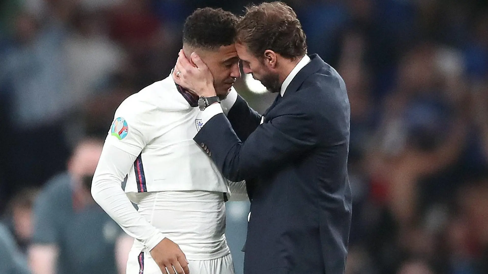 11.07.2021, Großbritannien, London: Fußball: EM, Italien - England, Finalrunde, Finale im Wembley Stadion. Englands Trainer Gareth Southgate tröstet Jadon Sancho nach der Niederlage im Elfmeterschießen . Italien gewinnt das Finale im Elfmeterschießen mit 3:2 und ist Fußball-Europameister. Foto: Nick Potts/PA Wire/dpa +++ dpa-Bildfunk +++