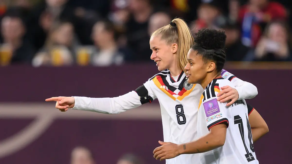 Zwei für die Insel: Vivien Endemann (l) wechselt nach Liverpool, Shekiera Martinez spielt bei West Ham.