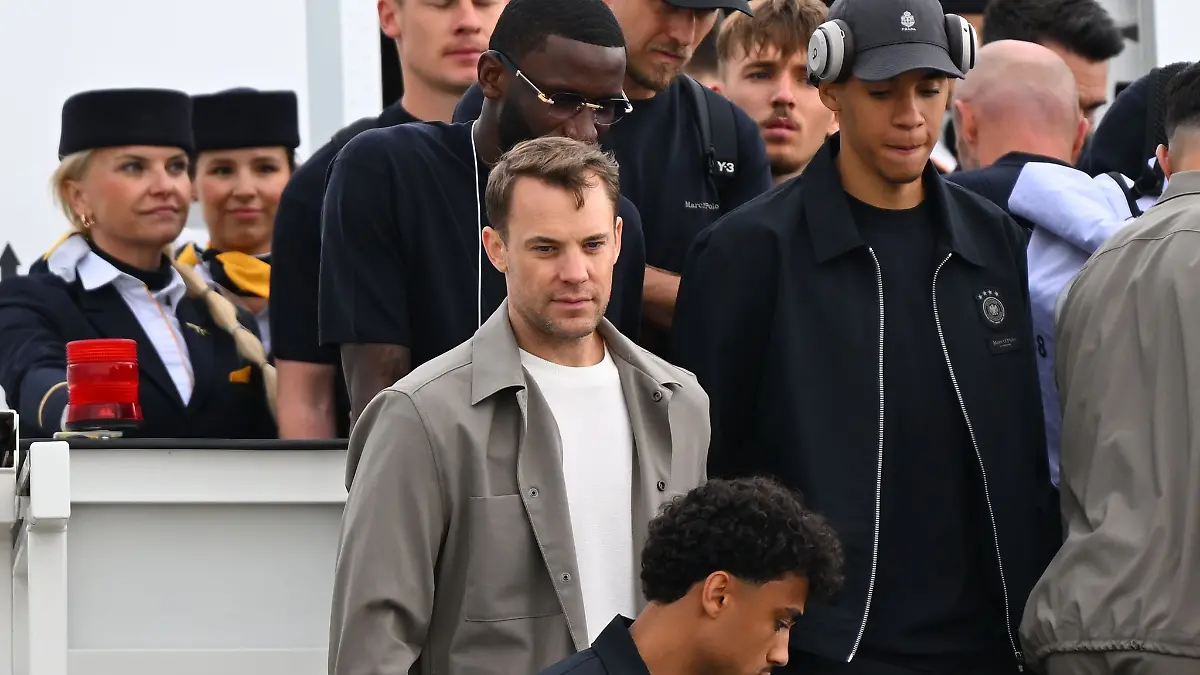Abflug in die USA: Torwart Manuel Neuer (M) und Co. starten die WM-Mission.