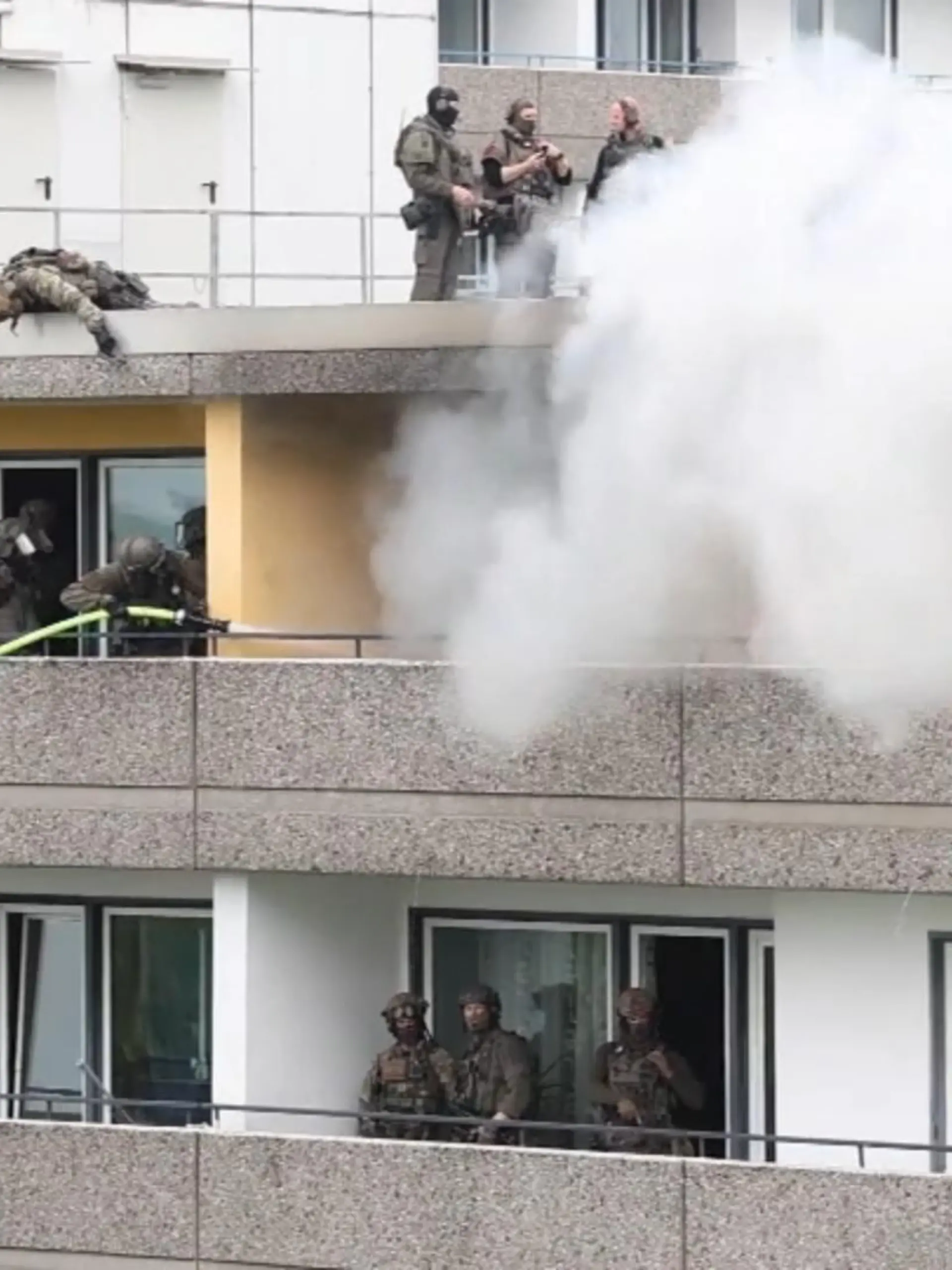 Die Explosion in einem Ratinger Hochhaus mit mehreren schwerstverletzten Feuerwehr- und Polizeikräften hat viele offene Fragen hinterlassen. Auch am Freitag suchen die Ermittler nach Antworten darauf, wie es zu der Detonation in einer Wohnung kommen konnte – und ob die Einsatzkräfte womöglich von dem 57-jährigen Bewohner in einen Hinterhalt gelockt wurden. Mehrere der Verletzten kämpfen nach RTL-Informationen um ihr Leben.