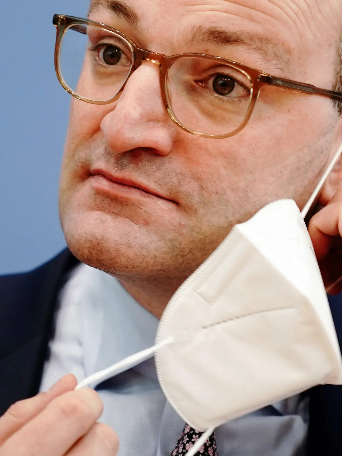 ARCHIV - 26.03.2021, Berlin: Jens Spahn (CDU), Bundesminister für Gesundheit, nimmt zu Beginn der Pressekonferenz zur Corona-Lage vor Ostern die FFP2-Maske ab. (zu dpa "Merkel und Laschet verteidigen Spahn im Masken-Streit mit der SPD") Foto: Kay Nietfeld/dpa +++ dpa-Bildfunk +++