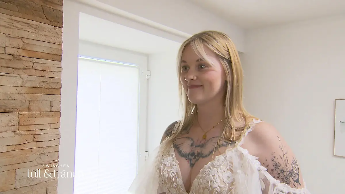 Annika will früh Klarheit Kleid abhaken?