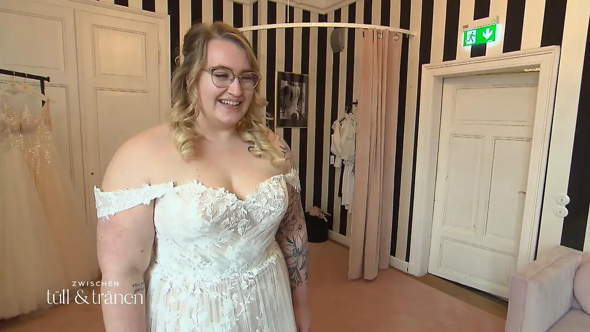 Lina probiert das erste richtige Brautkleid an Funkelnde Augen