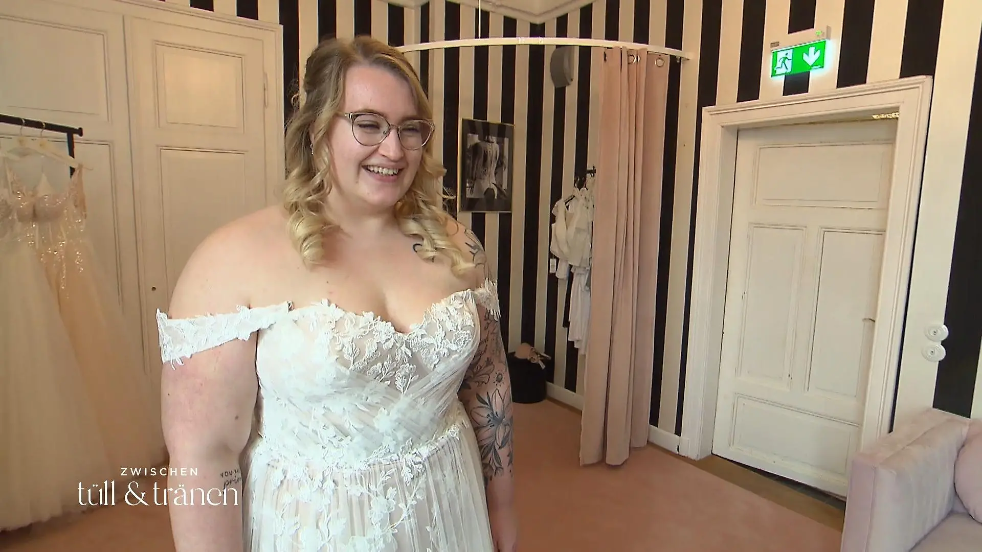 Lina probiert das erste richtige Brautkleid an Funkelnde Augen