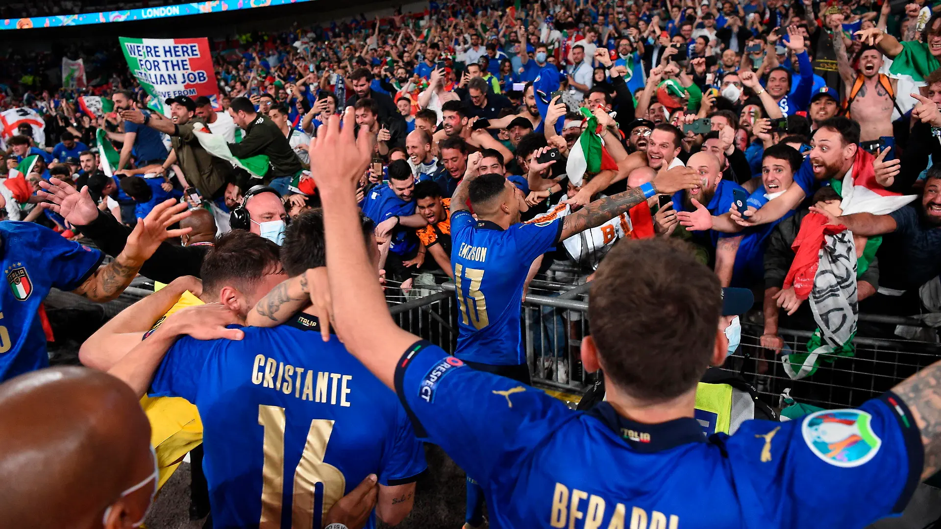 11.07.2021, Großbritannien, London: Fußball: EM, Italien - England, Finalrunde, Finale im Wembley Stadion. Italien feiert den Sieg im Finale mit den Fans. Italien gewinnt das Finale im Elfmeterschießen mit 3:2 und ist Fußball-Europameister. Foto: Andy Rain/POOL EPA/AP/dpa +++ dpa-Bildfunk +++