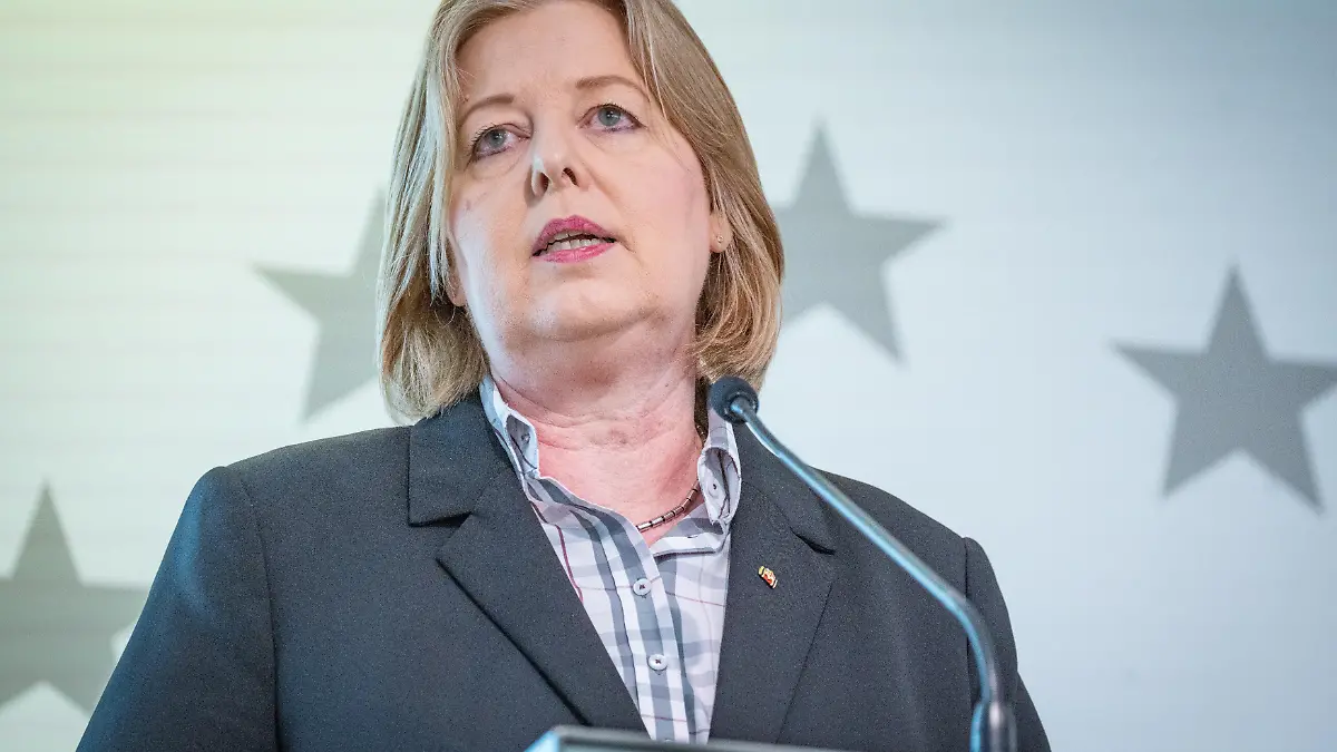 Bärbel Bas, Bundesministerin für Arbeit und Soziales, hält eine Rede