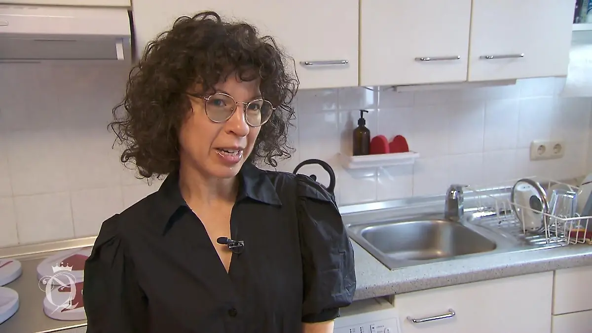 Galina wird in der Küche interviewt.