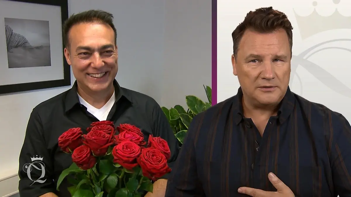 Links ein lachender Benny mit Rosen, rechts Guido im Kommentar