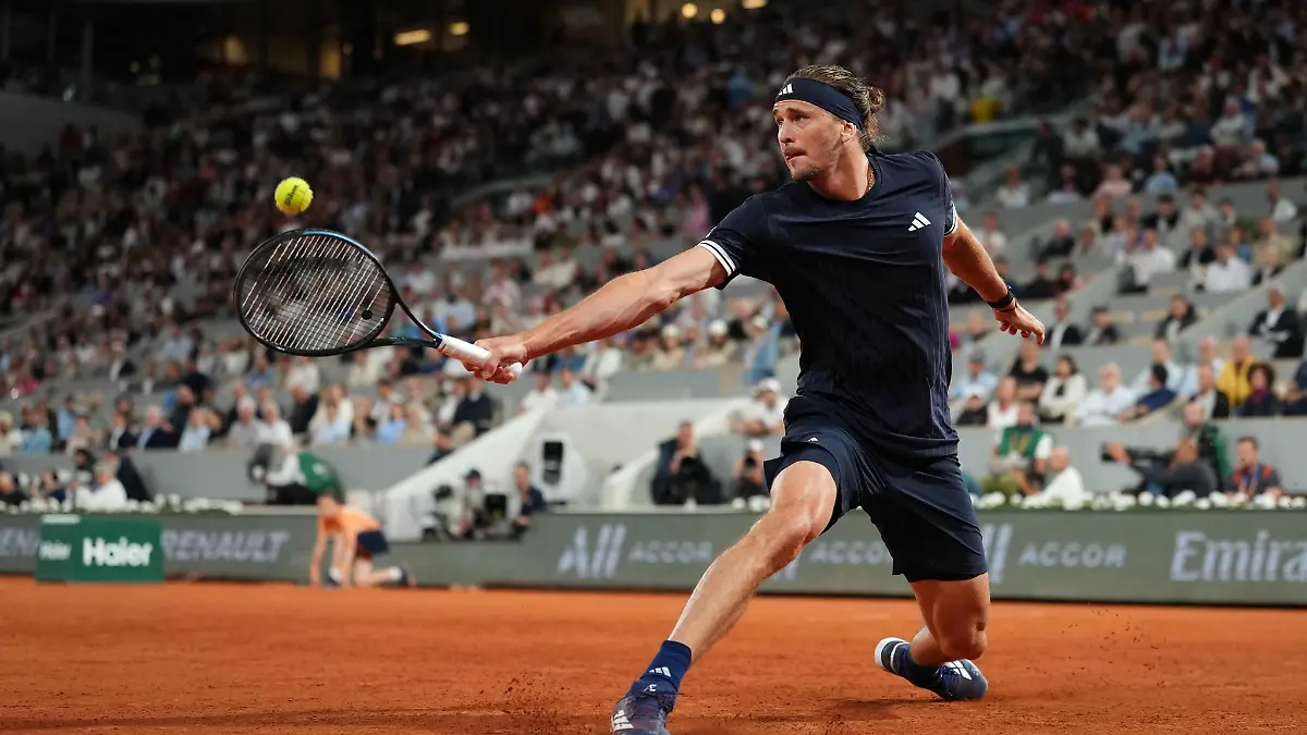 Alexander Zverev bei einem Rückhandschlag in der Defensive.