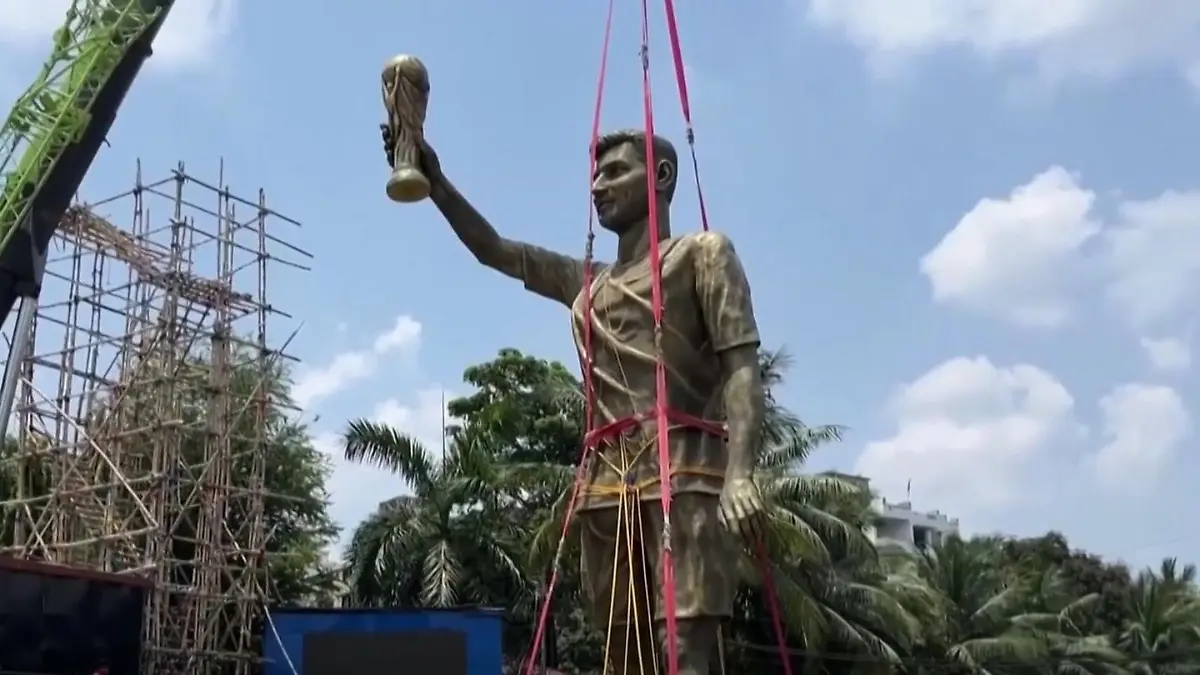 Nach einem halben Jahr! Messi-Statue muss weg – DAS ist der kuriose Grund 21-Meter-Bauwerk in Indien