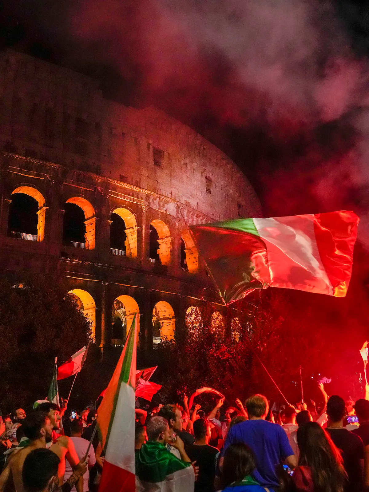 12.07.2021, Italien, Rom: Fußball: EM, Italien - England, Finalrunde, Finale. Italiens Fans feiern vor dem antiken Kolosseum in Rom. Foto: Alessandra Tarantino/AP/dpa +++ dpa-Bildfunk +++