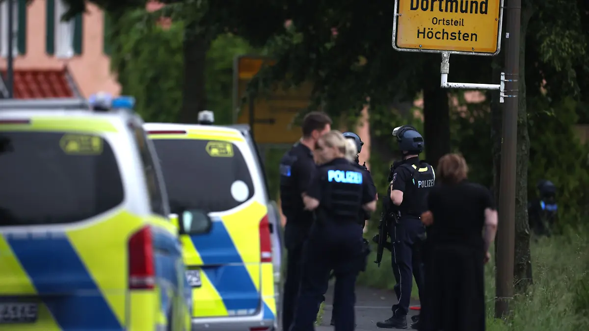 Nordrhein-Westfalen, Dortmund: Die Polizei ist bei einer Bedrohungslage im Einsatz, bei der ein Polizist angeschossen wurde. 