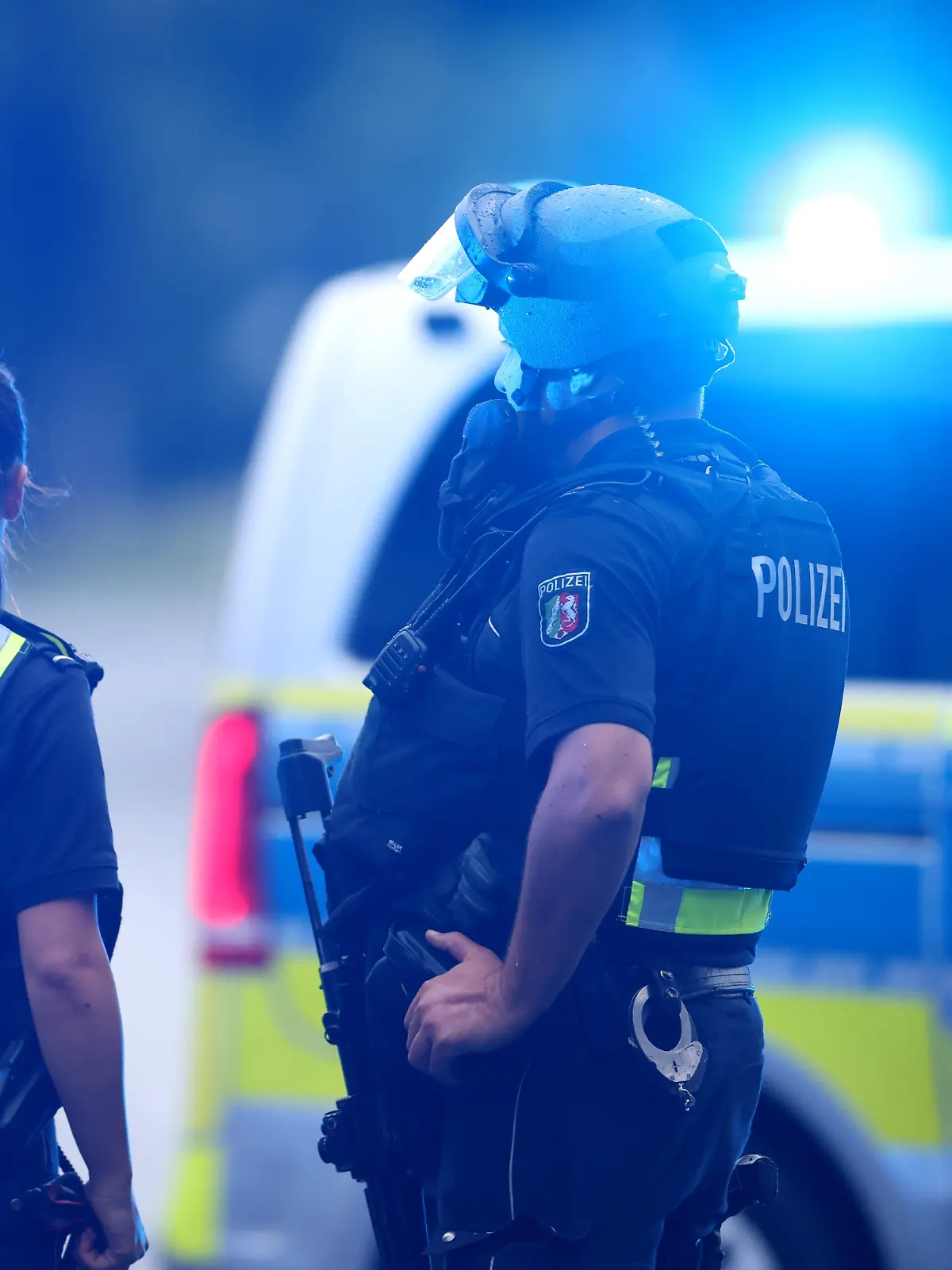 Die Polizei ist bei einer Bedrohungslage im Einsatz, bei der ein Polizist angeschossen wurde. Eine Schussweste habe Schlimmeres verhindert, teilte die Polizei mit. Einem Bericht der «Bild-Zeitung» zufolge hat ein Mann in einer Wohnung im Dortmunder Stadtteil Höchsten Kinder als Geiseln genommen und auf den Polizisten geschossen.