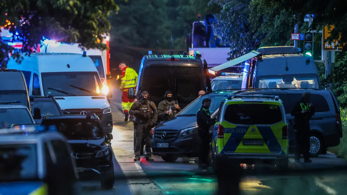 Ein Spezialeinsatzkommando (SEK) ist bei einer Bedrohungslage im Einsatz