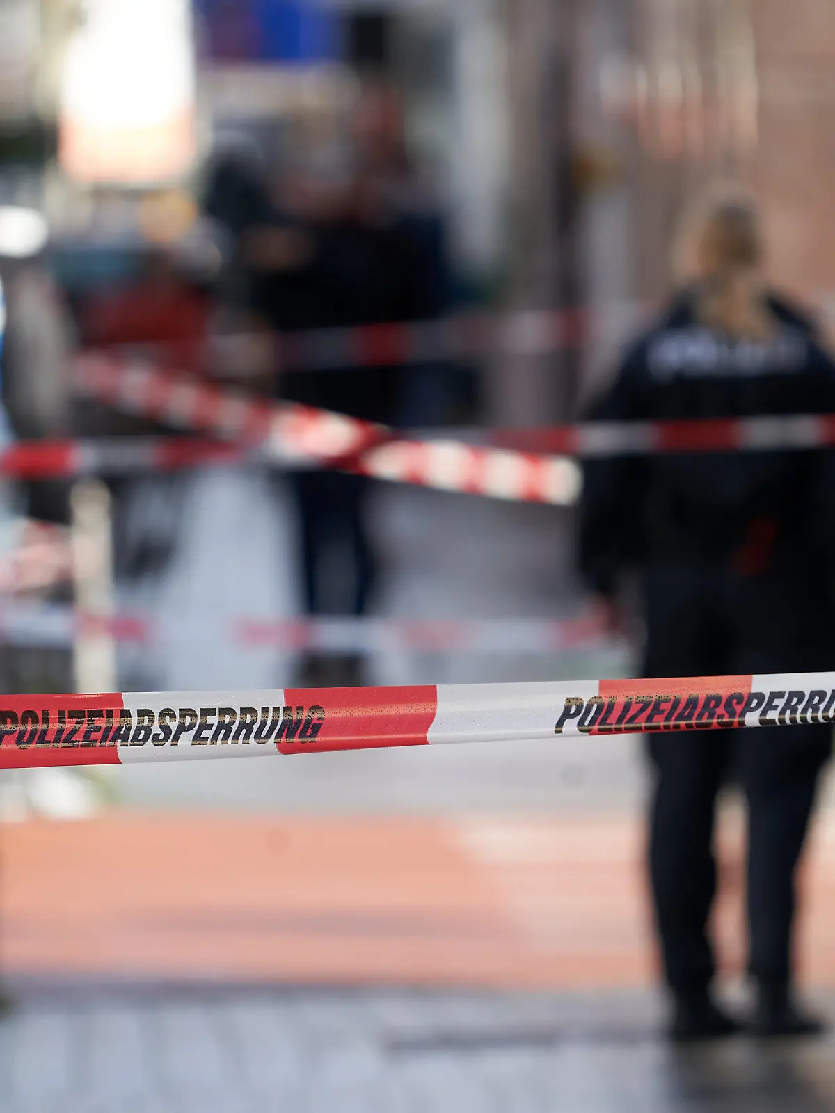ARCHIV - 20.02.2020, Hessen, Hanau: Polizeiabsperrungen sind am am Heumarkt zu sehen, wo mehrere Menschen ums Leben gekommen waren. Der 43-jährige Deutsche Tobias R. hatte bei der blutigen Tat neun Menschen aus rassistischen Motiven erschossen, bevor er vermutlich seine Mutter und schließlich sich selbst tötete. Ein Untersuchungsausschuss zu dem rassistischen Anschlag soll nun vom hessischen Landtag eingesetzt werden. (zu dpa: Untersuchungsausschuss zum rassistischen Anschlag von Hanau kommt») Foto: Thomas Frey/dpa +++ dpa-Bildfunk +++