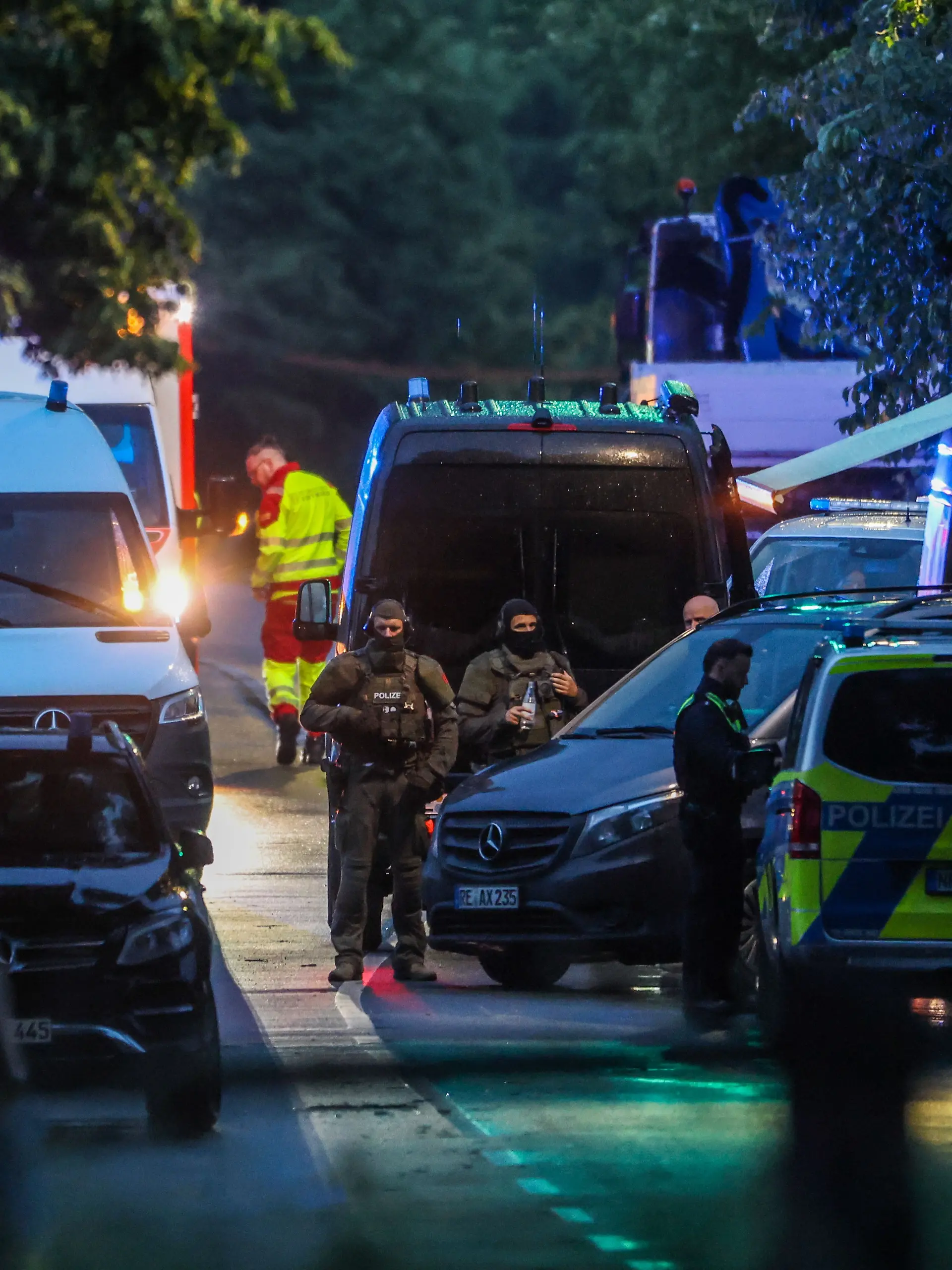 Spezialkräfte umstellen das Gebäude, erst nach Stunden gibt es Entwarnung.