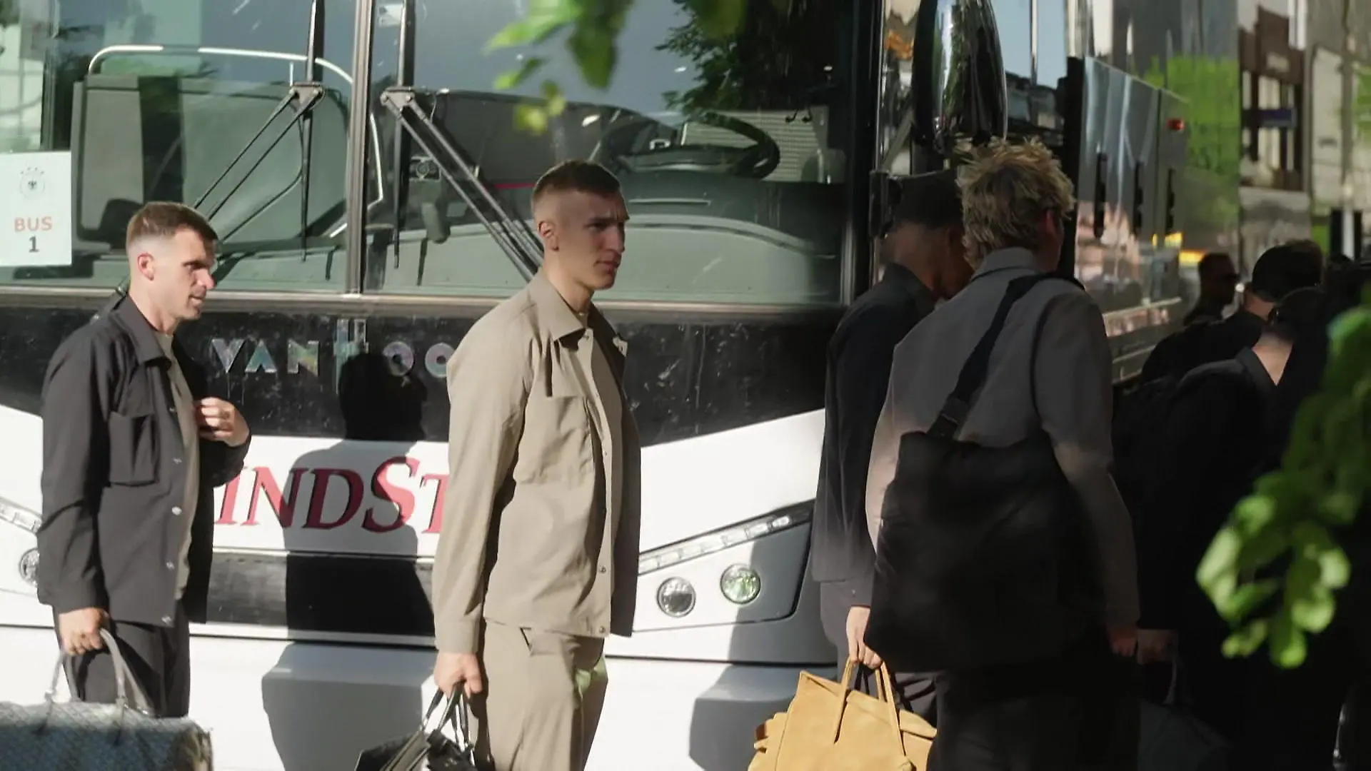 WM-Abenteuer gestartet! DFB-Team landet in Chicago Fans warten vor dem Hotel