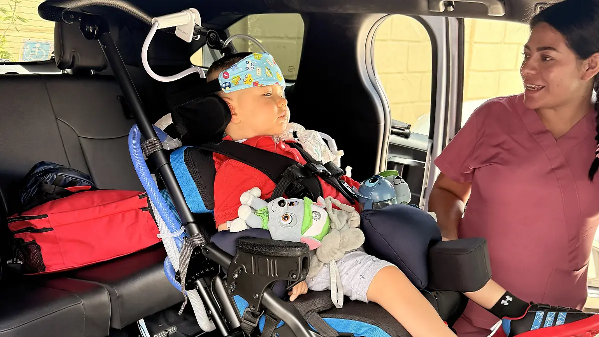 Oliver Staub (3) ist mit seinem neuen Rollstuhl nun viel mobiler und kann mehr am Familienleben teilnehmen.