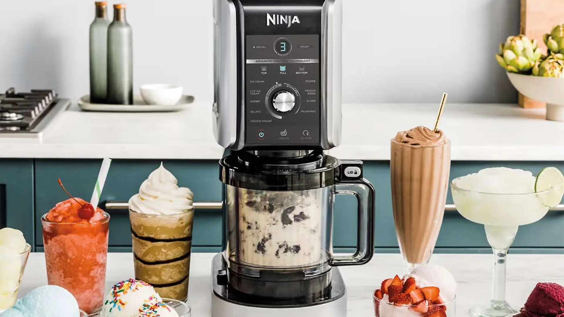 Ninja Creami Eismaschine auf einer Küchenarbeitsfläche, daneben Eiskreationen.