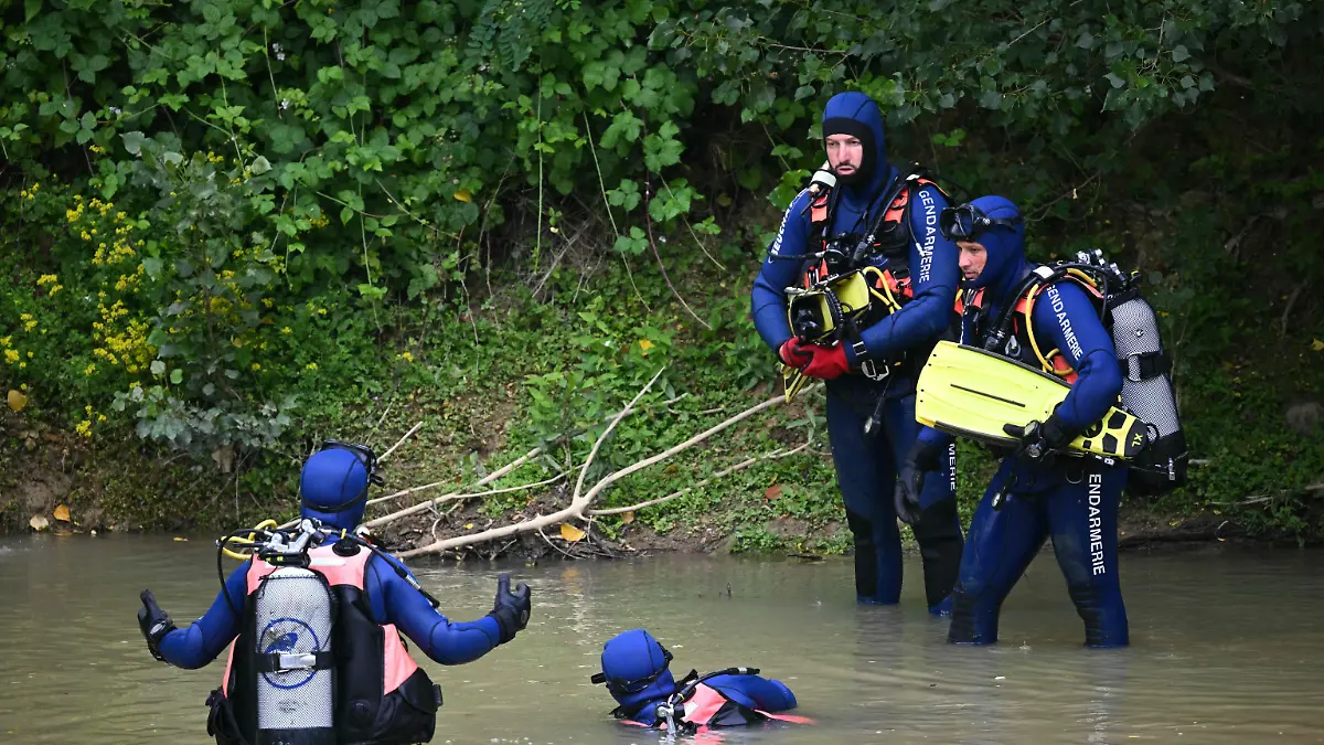 Frankreich, Fleurance: Taucher der französischen Gendarmerie Nationale stehen während einer Suchaktion nach der seit dem 29. Mai 2026 vermissten 11-jährigen Lyhanna in einem Teich. Das Mädchen wurde zuletzt am Nachmittag des 29. Mai gesehen, als sie vor ihrer Mittelschule in das Auto eines Mannes stieg. Der 41-jährige Verdächtige, der Vater einer Freundin von Lyhanna, wurde am 1. Juni formell wegen Entführung und Freiheitsberaubung angeklagt und anschließend in Untersuchungshaft genommen. 
