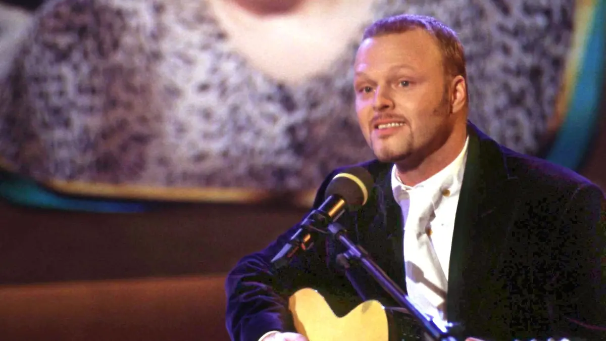 Stefan Raab mit Regina Zindler im Hintergrund