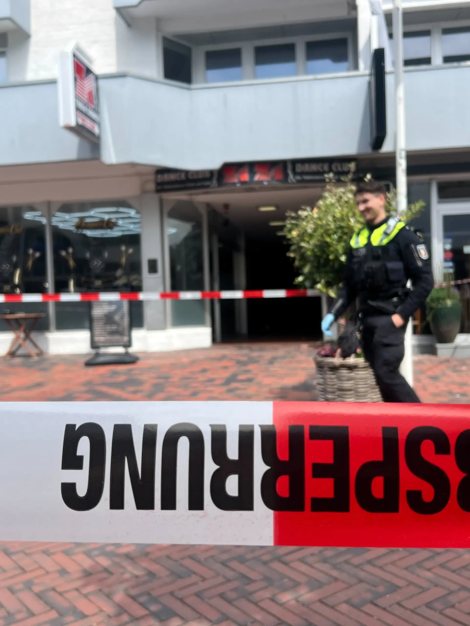 Ein Absperrband ist der Einsatzort gesichert. Mitten in Westerland auf der Insel Sylt ist am Vormittag mit einer scharfen Waffe geschossen worden. Verletzt wurde bei dem Vorfall in einer belebten Einkaufsstraße ersten Erkenntnissen zufolge niemand, wie ein Polizeisprecher sagte.