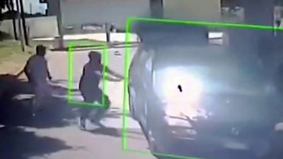 Tankstelle-Horror: Männer zünden Auto mit Insassen an und halten Türen zu