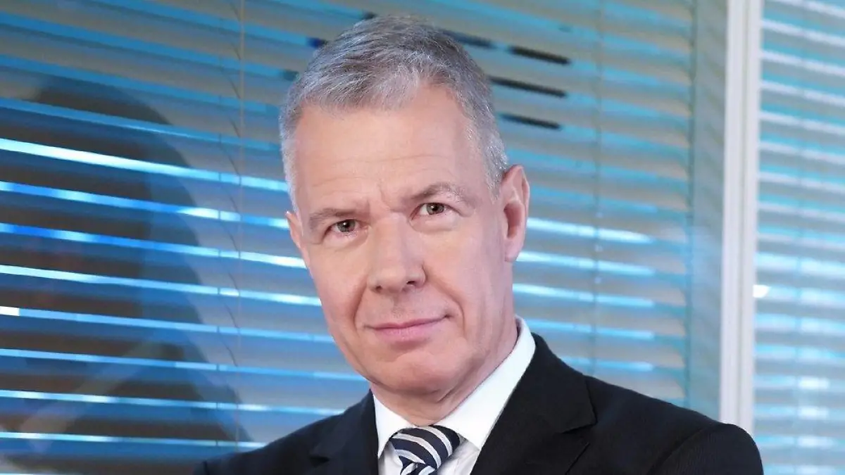 Peter Kloeppel moderiert "RTL aktuell" mit Handy-Licht weiter