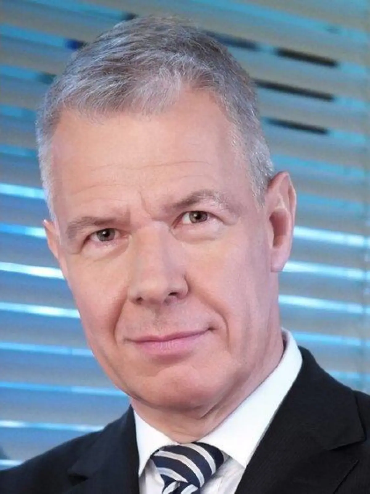 Peter Kloeppel moderiert "RTL aktuell" mit Handy-Licht weiter