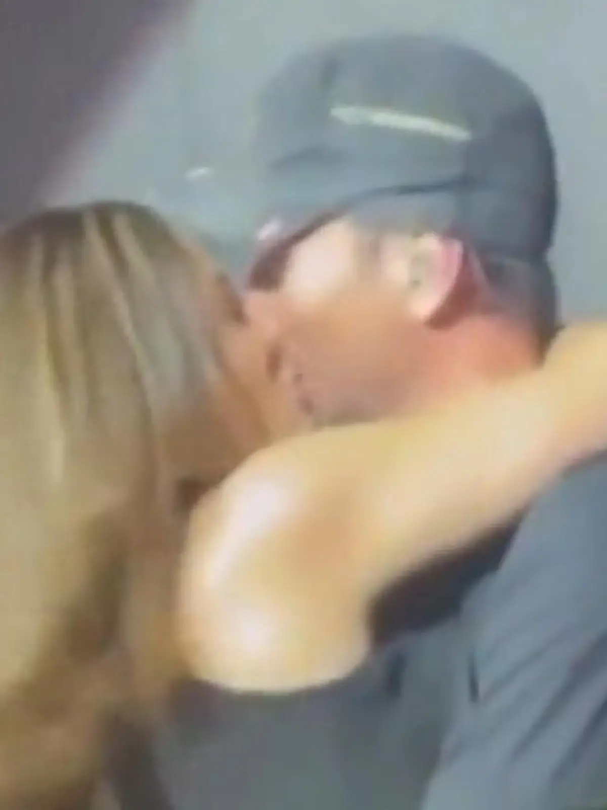 Bild zu: "Wilde Knutscherei mit Fan! Weltstar postet Skandal-Video erneut – aus DIESEM Grund"