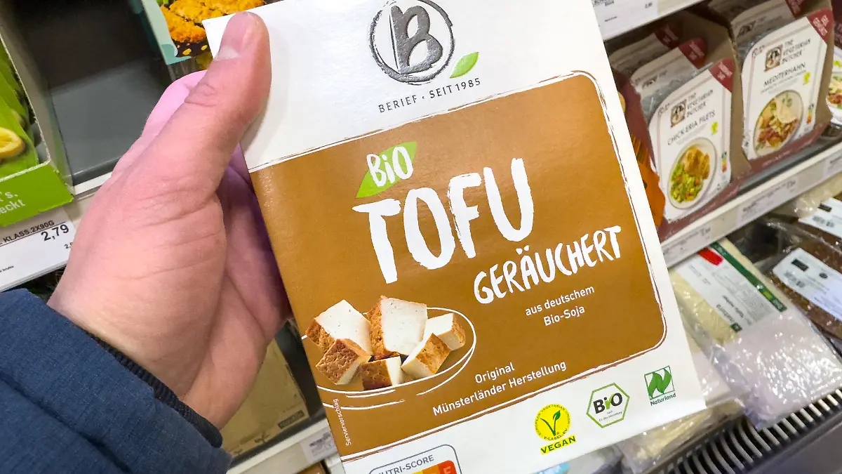 Verpackung von Bio-Tofu geräuchert von Berief, im Supermarktregal präsentiert als pflanzlicher Proteinlieferant mit Bio-Siegel
