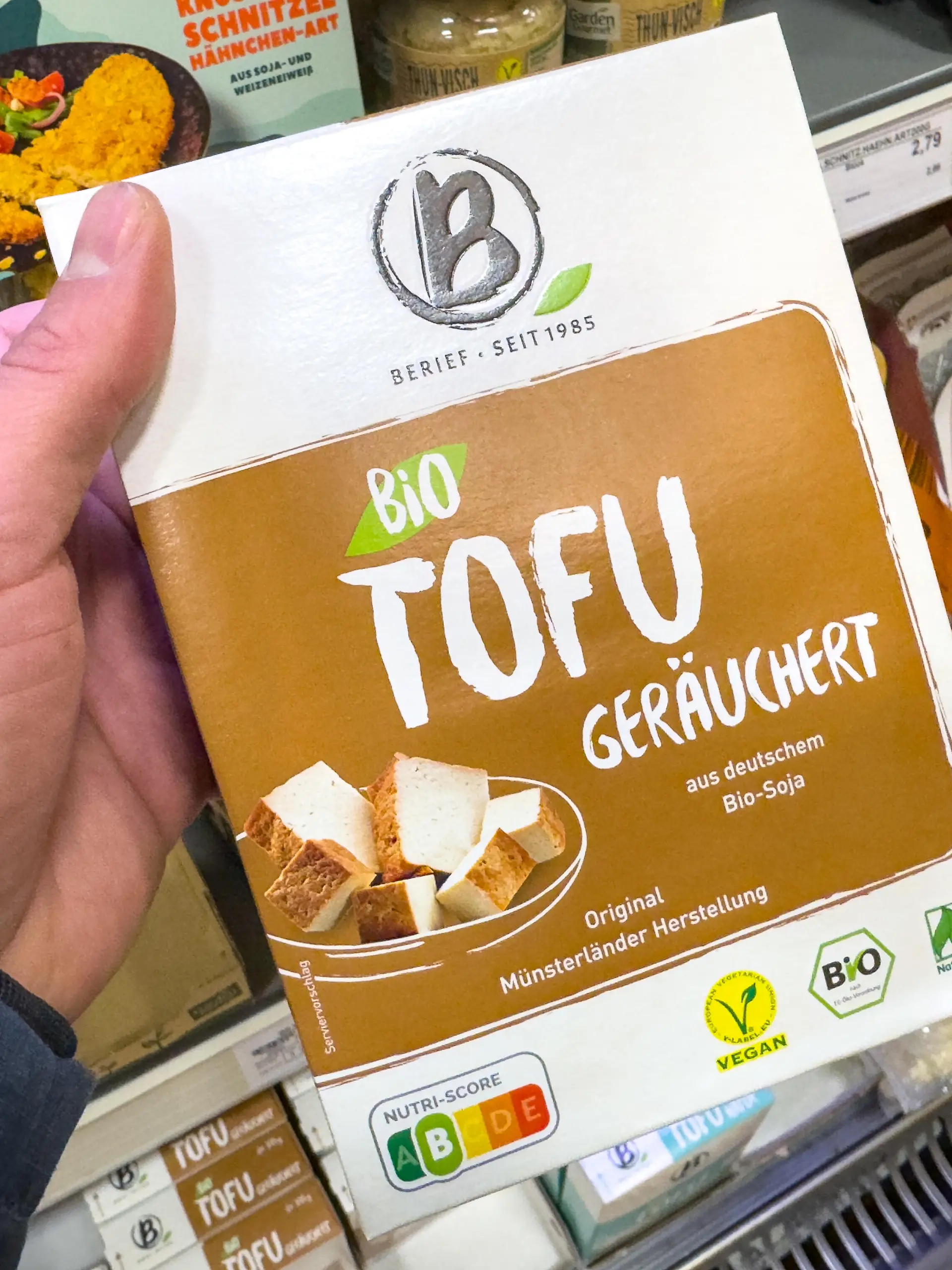 Verpackung von Bio-Tofu geräuchert von Berief, im Supermarktregal präsentiert als pflanzlicher Proteinlieferant mit Bio-Siegel