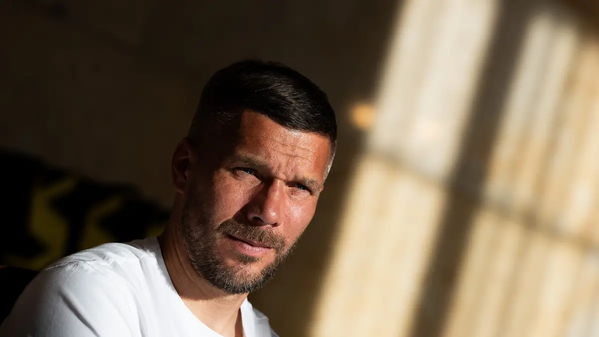 Lukas Podolski, ehemaliger Fußball-Nationalspieler und Spieler beim polnischen Erstligisten Górnik Zabrze sitzt im Marschallamt. Wüst besucht im Rahmen seiner zweitägigen Reise nach Polen Schlesien und das ehemalige Konzentrations- und Vernichtungslager Auschwitz-Birkenau. +++ dpa-Bildfunk +++