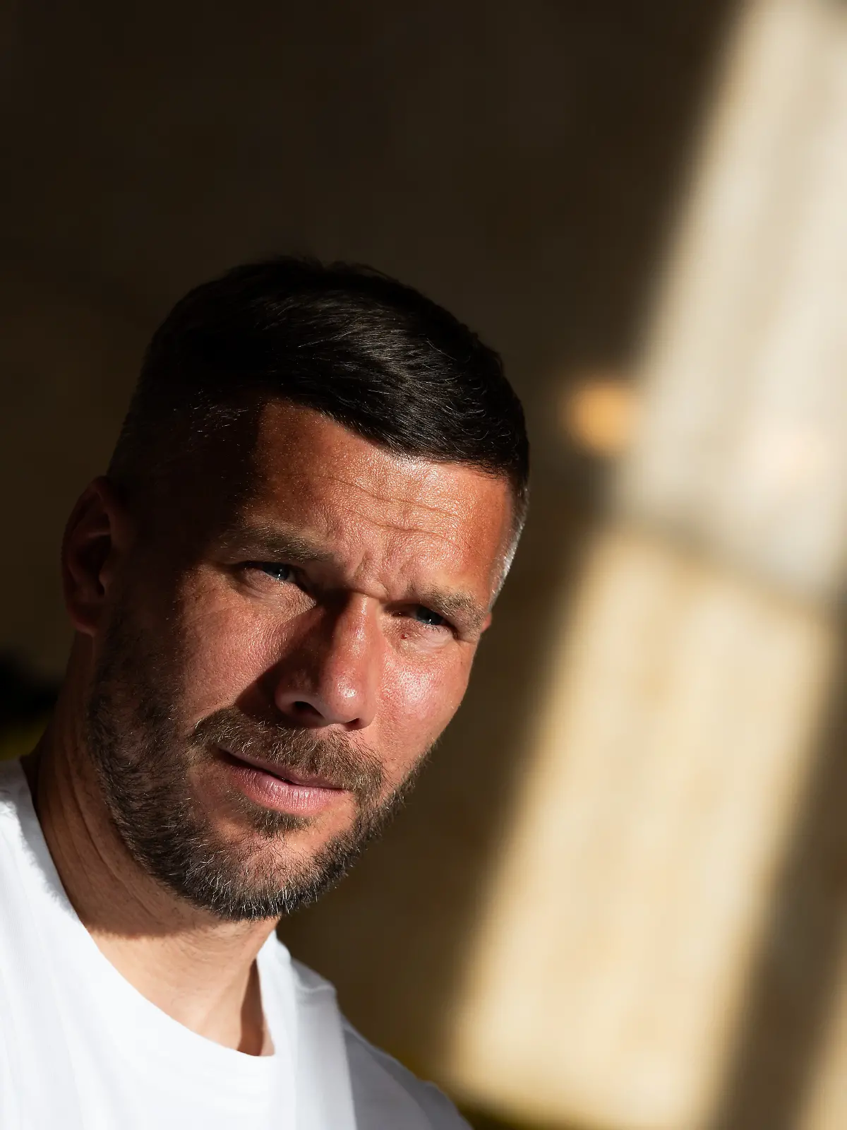 Lukas Podolski, ehemaliger Fußball-Nationalspieler und Spieler beim polnischen Erstligisten Górnik Zabrze sitzt im Marschallamt. Wüst besucht im Rahmen seiner zweitägigen Reise nach Polen Schlesien und das ehemalige Konzentrations- und Vernichtungslager Auschwitz-Birkenau. +++ dpa-Bildfunk +++